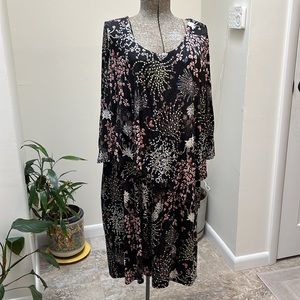 Context tiered dress. Black base, floral print.